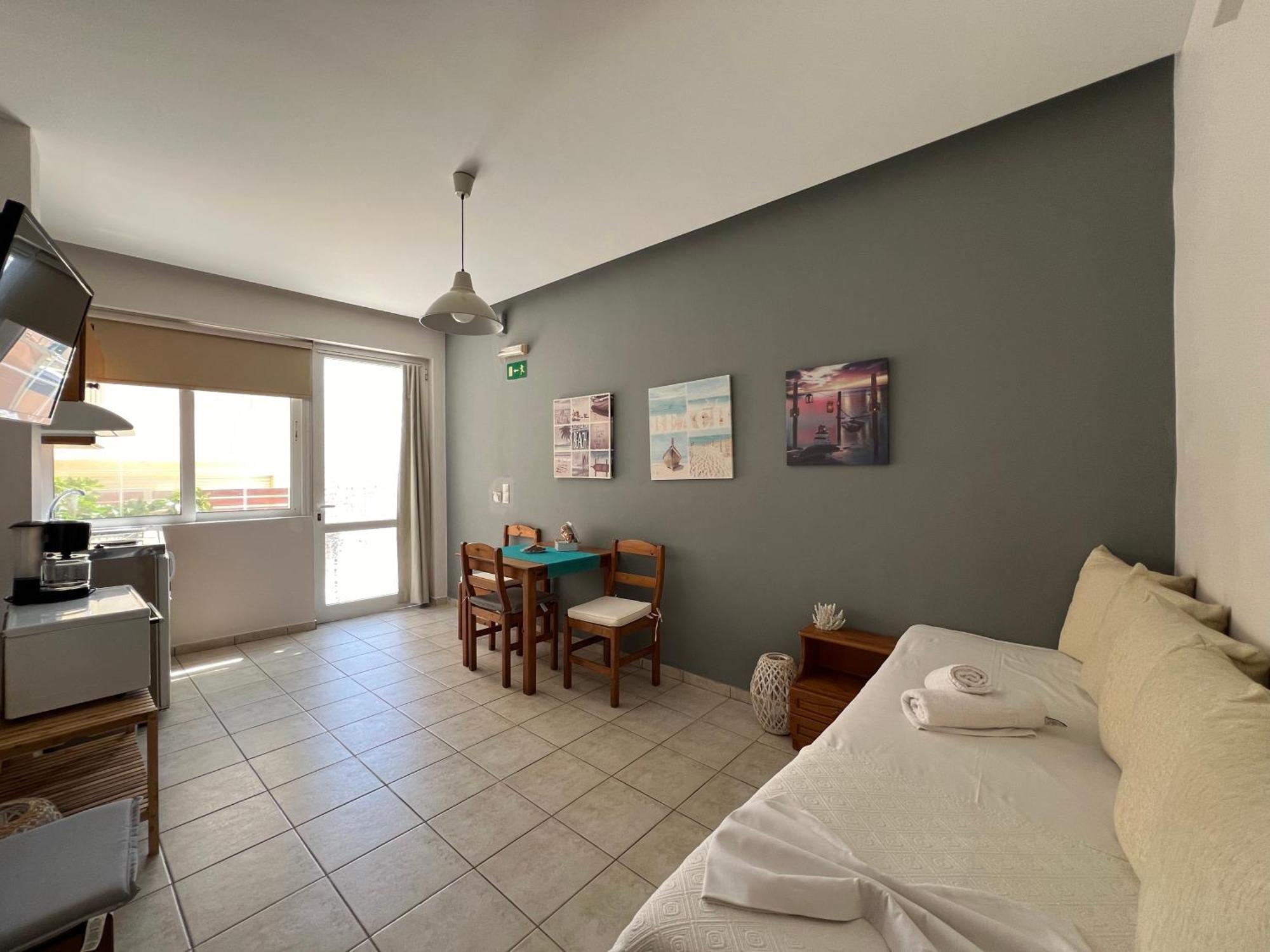 Artemis Rooms Two Steps By The Sea Платаньяс Экстерьер фото