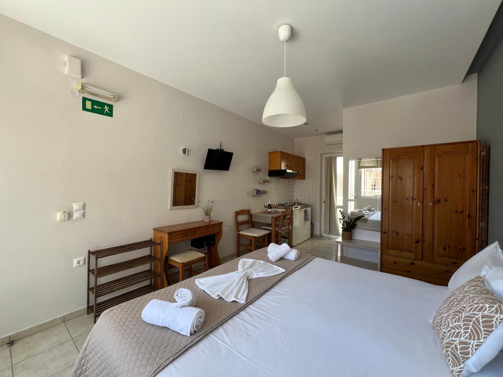 Artemis Rooms Two Steps By The Sea Платаньяс Экстерьер фото