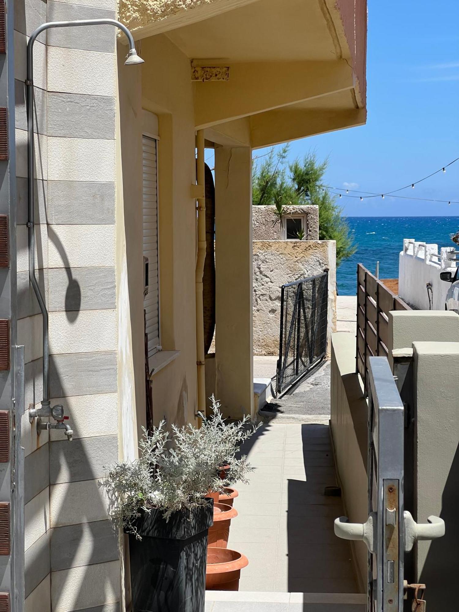 Artemis Rooms Two Steps By The Sea Платаньяс Экстерьер фото