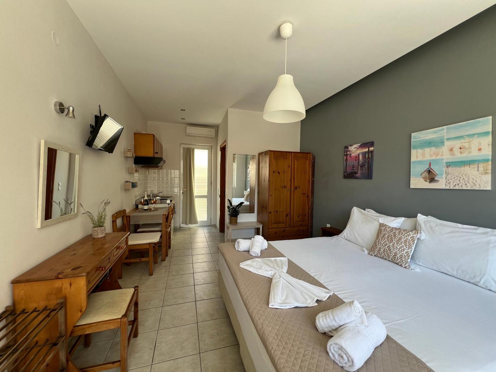 Artemis Rooms Two Steps By The Sea Платаньяс Экстерьер фото