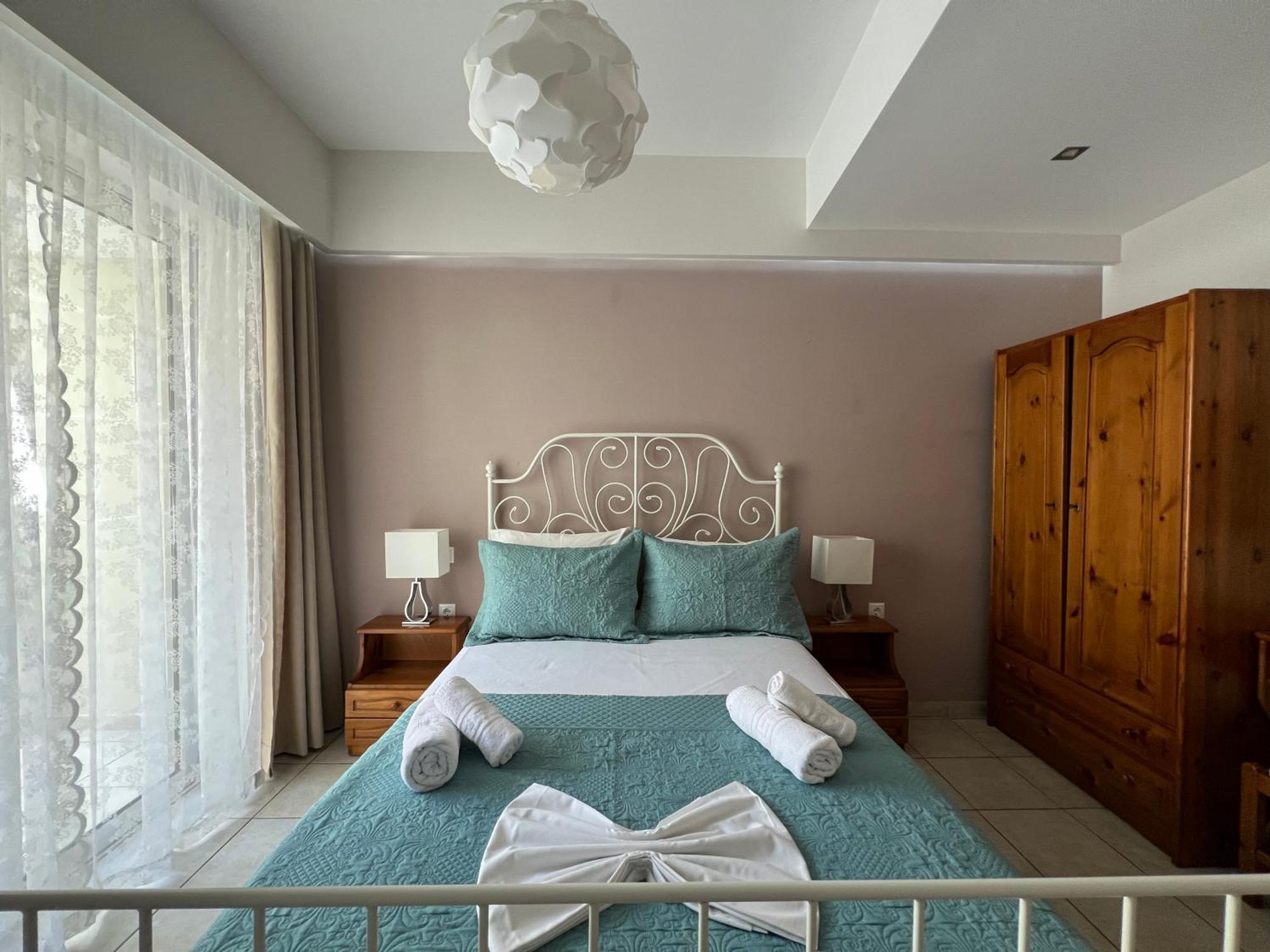Artemis Rooms Two Steps By The Sea Платаньяс Экстерьер фото