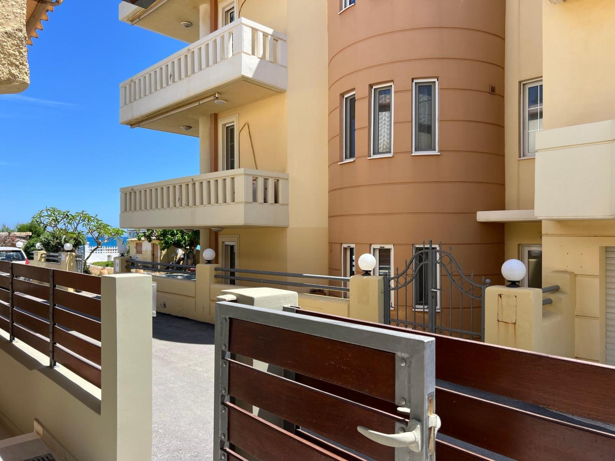 Artemis Rooms Two Steps By The Sea Платаньяс Экстерьер фото